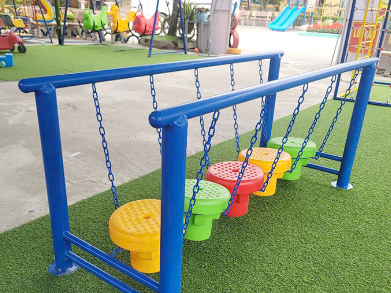 Đồ chơi vận động ngoài trời cho bé 1-5 tuổi: Gợi ý sản phẩm được yêu thích nhất Cầu thăng bằng
